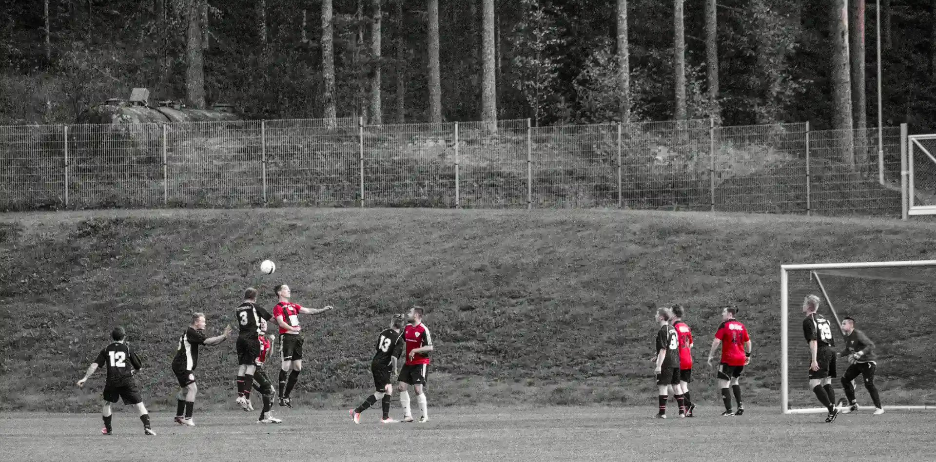 FC Nurmeksen pelaajat taistelevat pallosta vastustajaa vastaan.