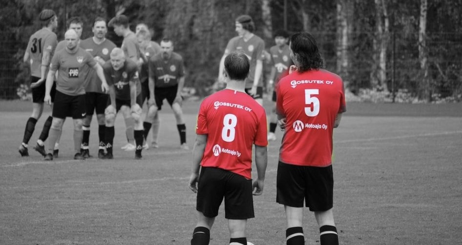 Kaksi FC Nurmeksen pelaajaa seisovat kentällä.