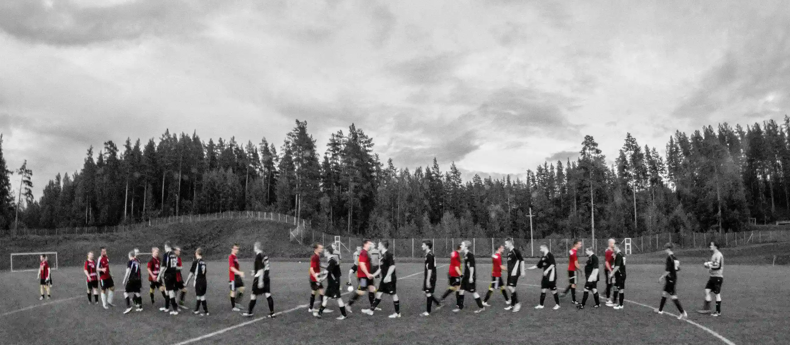 FC Nurmeksen pelaajat kättelevät vastustajaa pelin jälkeen.