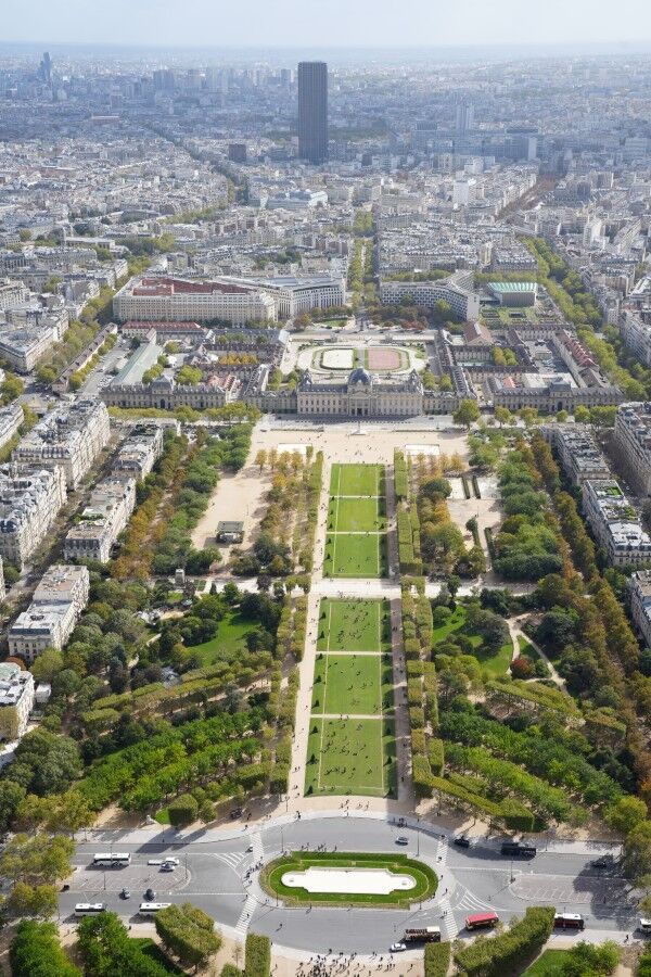 Vue aérienne de Paris avec le Champ-de-Mars au premier plan et la tour Montparnasse à l’horizon