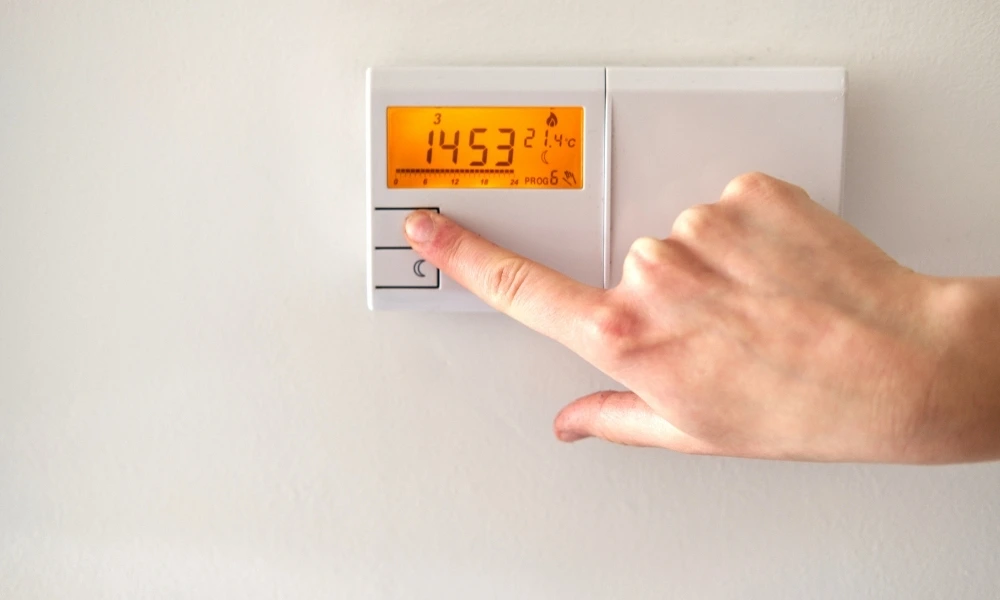 Personne qui gèrde la température d'un thermostat