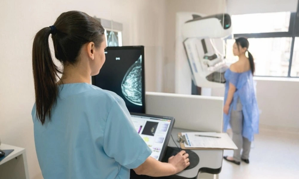 Une professionnelle de santé fait passer un scanner à une patiente