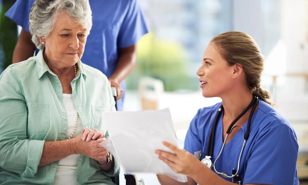 Professionnelle de santé qui discute avec une personne âgée