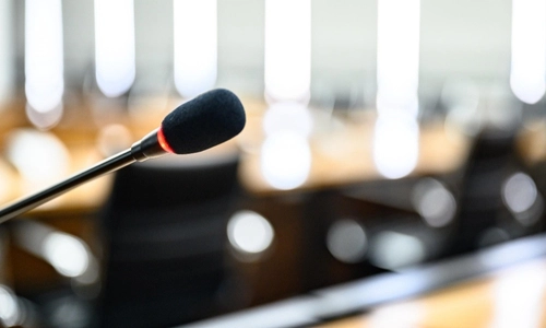 Micro devant une salle de conférence