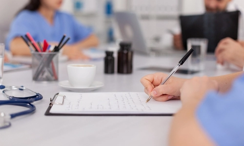 Réunion entre membres du personnel medical