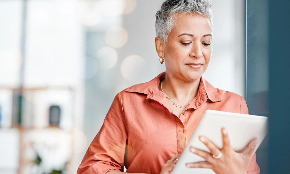 femme qui consulte un dossier