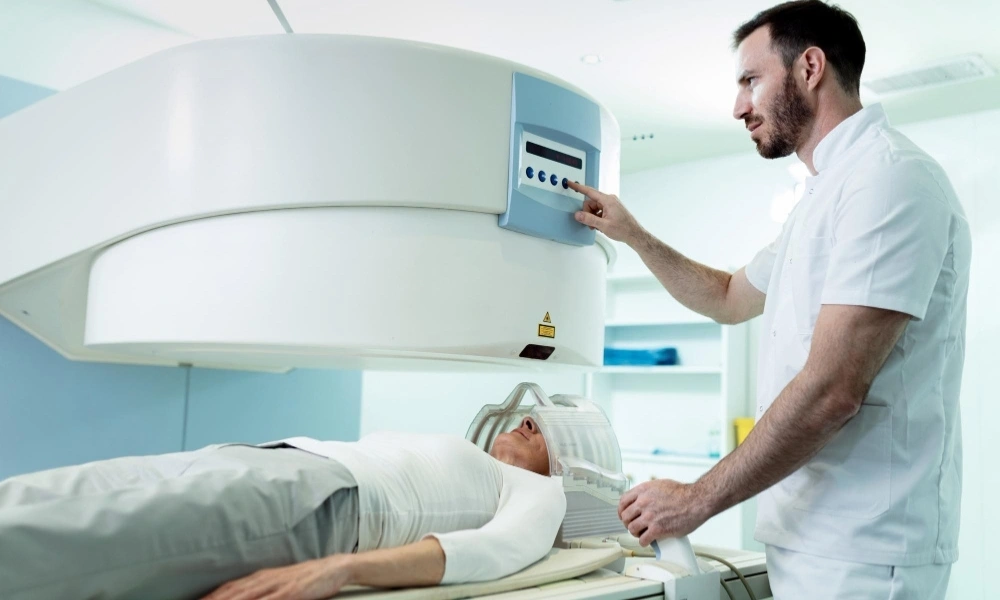 Professionnel de santé qui fait passer un scanner à un patient