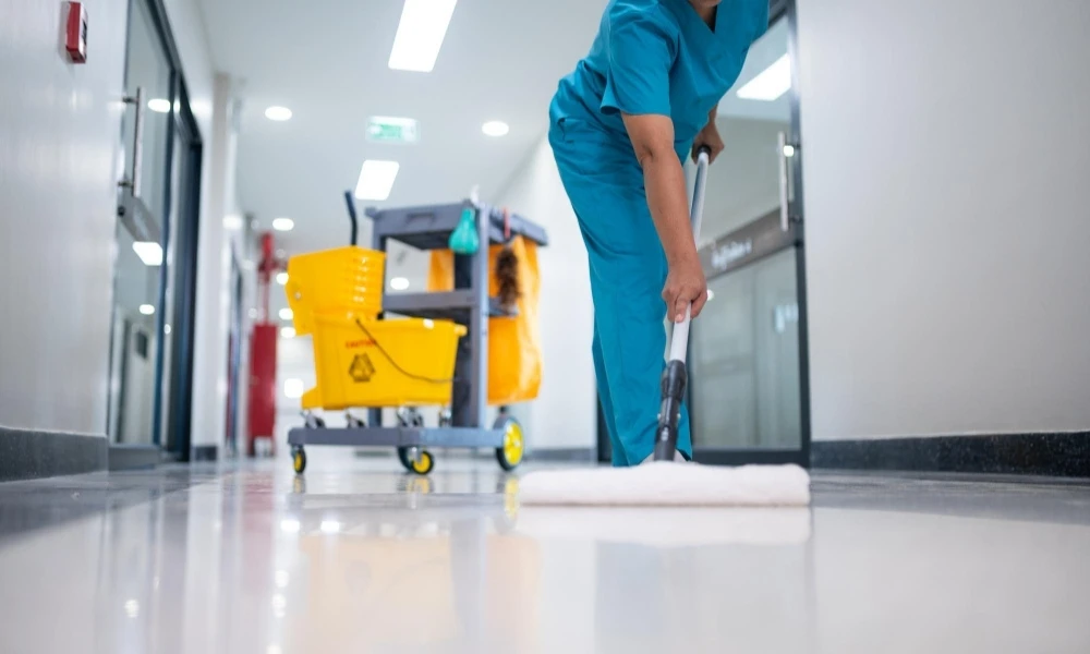 personne qui passe la serpillère