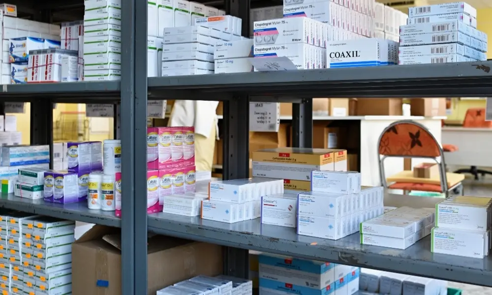 Armoire à pharmacie remplie de médicaments