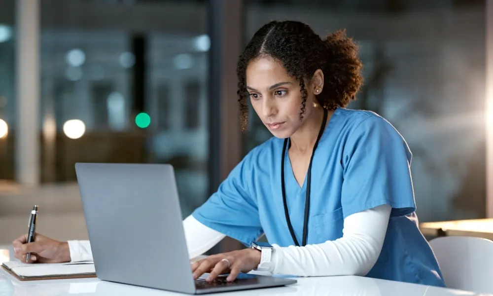 femme travaillant sur un ordinateur