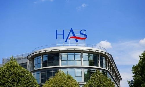 Le bâtiment d’une institution de santé arbore le logo de la Haute Autorité de Santé sur sa façade.