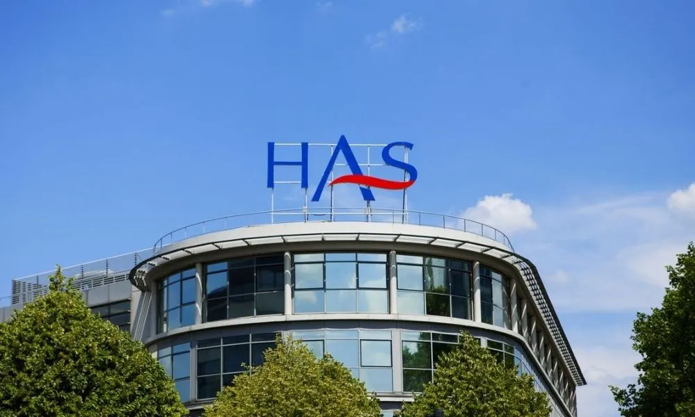 Le bâtiment d’une institution de santé arbore le logo de la Haute Autorité de Santé sur sa façade.