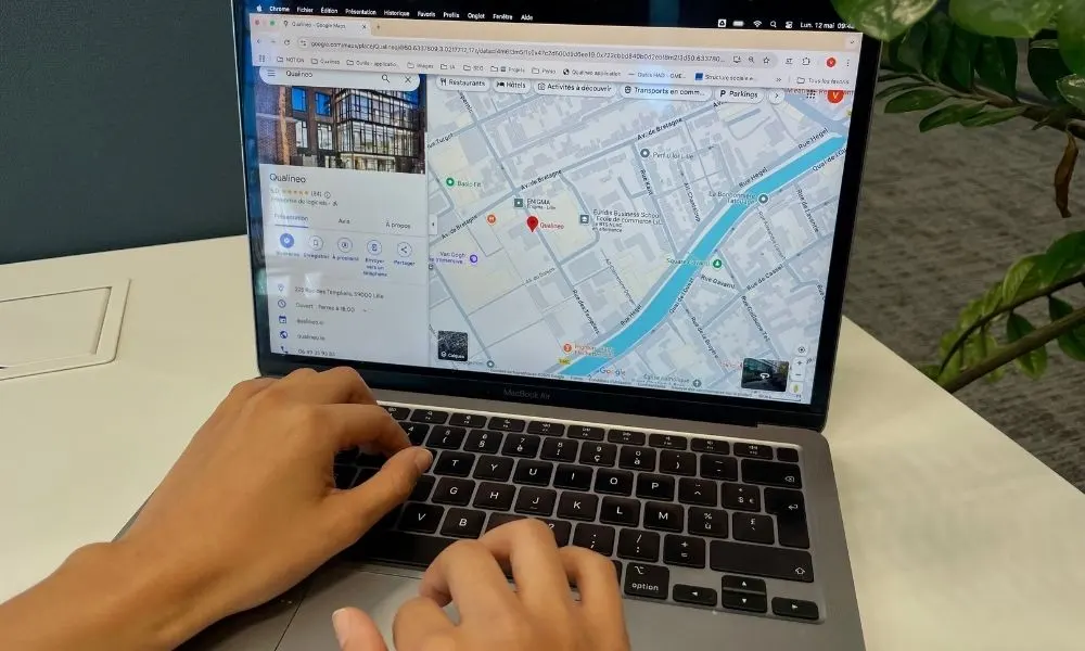 Un ordinateur portable affiche l'écran du Google My Business de Qualineo, avec une carte et des informations sur la localisation.