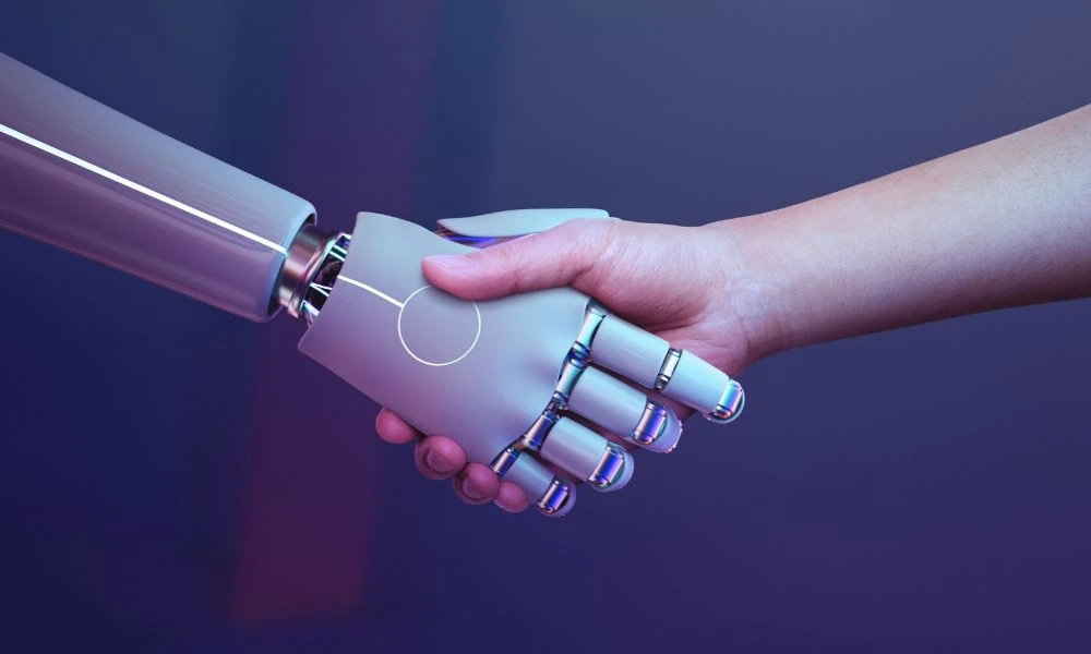 Une main humaine serre la main d'une prothèse robotique dans une ambiance futuriste.