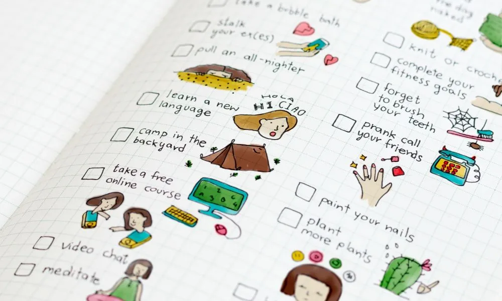 Une page de carnet comprenant une check-list composée de mots et de dessins qui illustrent les mots.