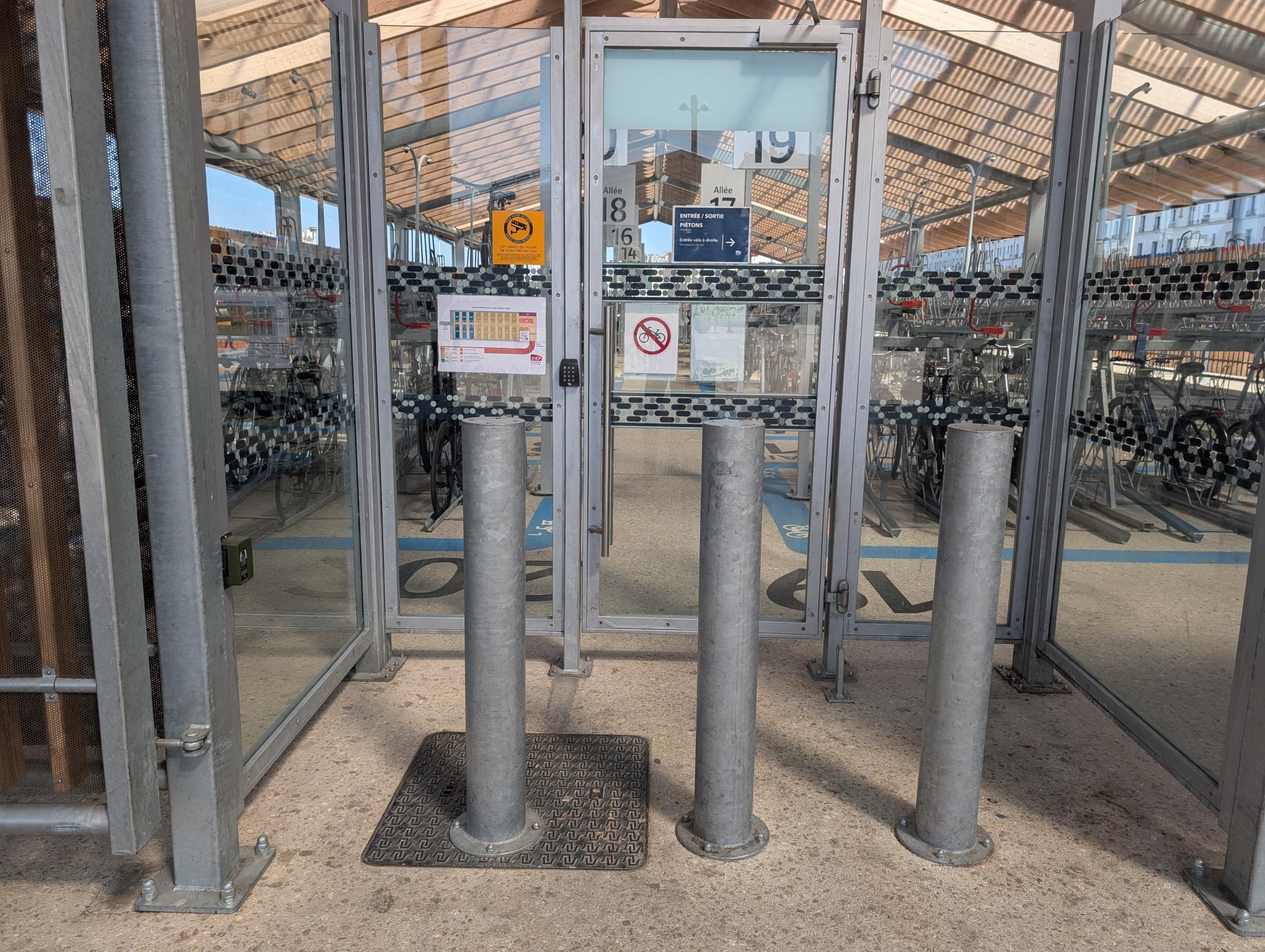 Fornecimento e manutenção de uma caixa de contagem para monitorar o atendimento dos usuários do Solar Bike Hall na Gare du Nord de Paris: o objetivo é conhecer as pessoas em tempo real no salão de bicicletas da estação, monitorar o medidor de segurança contra incêndio do prédio.