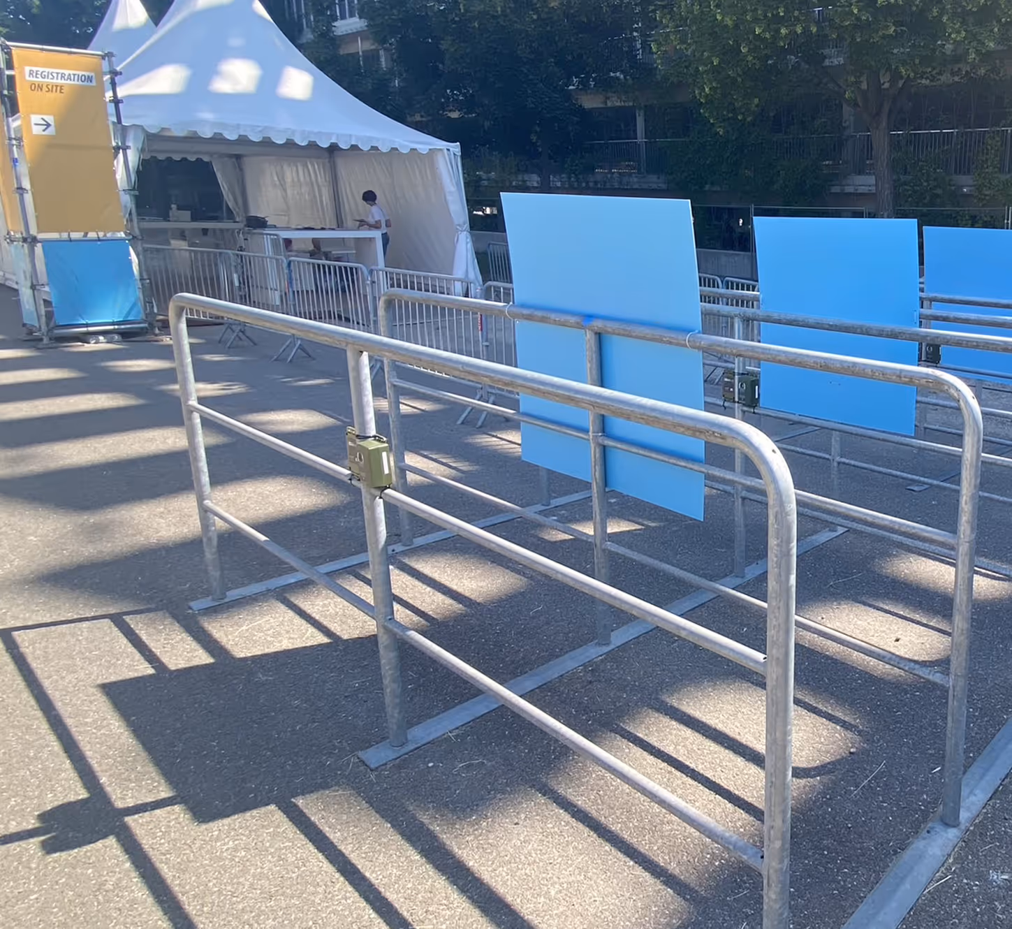 Wie viele Personen haben tatsächlich an Ihrer letzten Veranstaltung teilgenommen? Der Umgang mit intensiven und unvorhersehbaren Menschenansammlungen ist für jeden Veranstalter eine ständige Herausforderung. Aber was wäre, wenn die endgültige Zählung nur die Spitze des Eisbergs wäre? Moderne Technologien enthüllen überraschende Wahrheiten, die eine einfache Anwesenheitsmessung in ein leistungsstarkes strategisches Instrument und einen unverzichtbaren Schutz verwandeln.