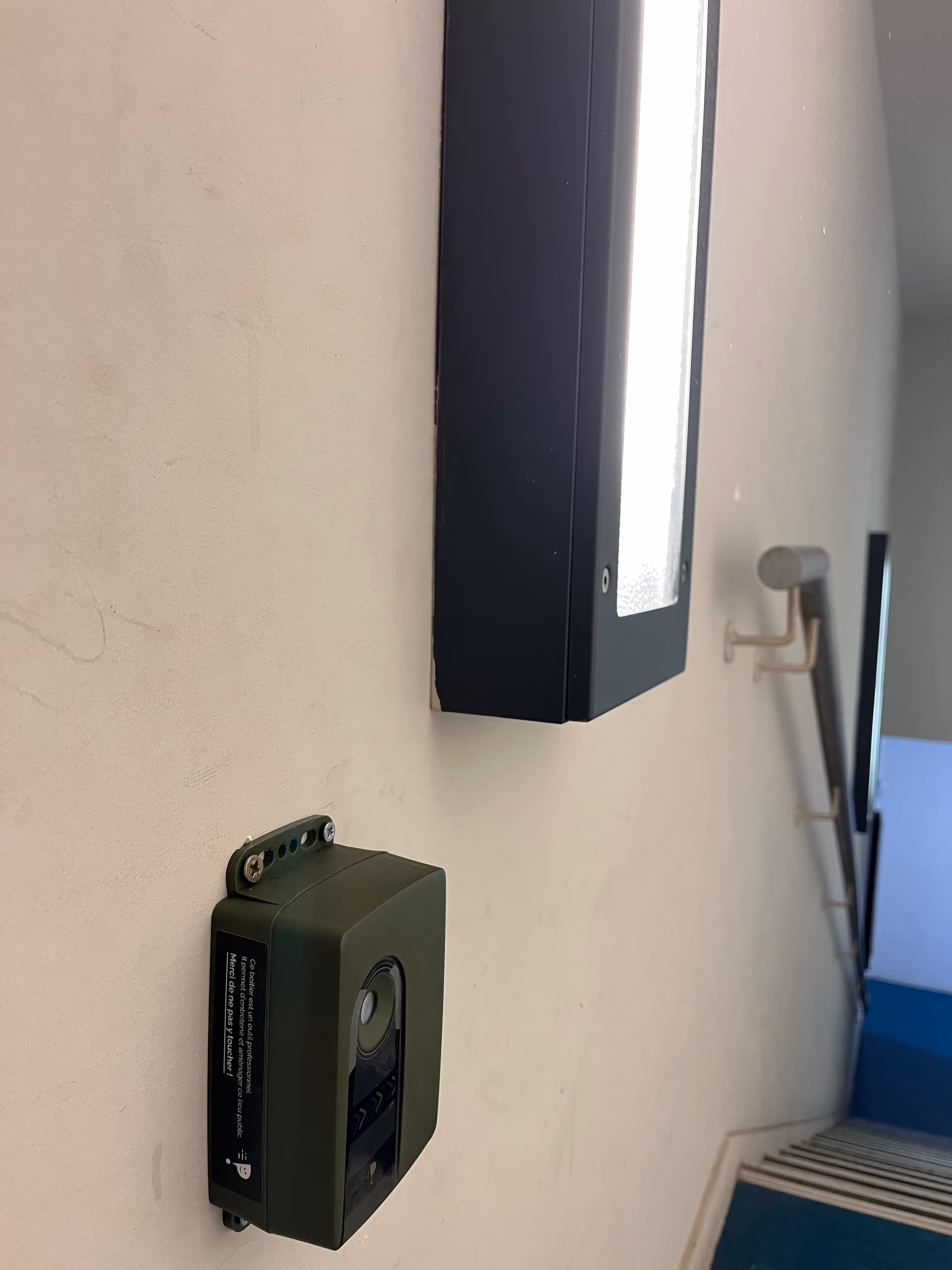 un compteur de fréquentation dans une cage d'escalier