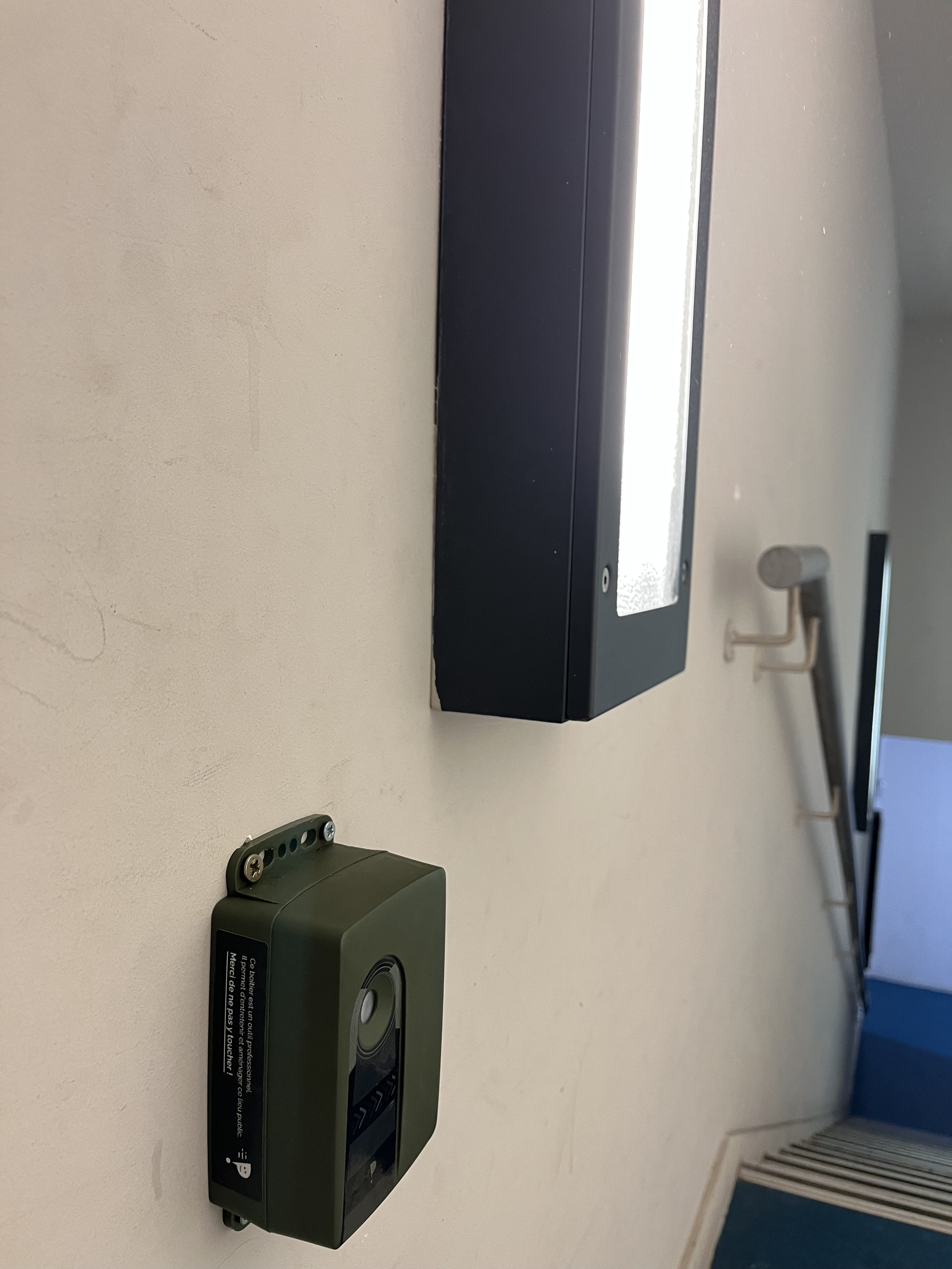 un compteur de fréquentation dans une cage d'escalier