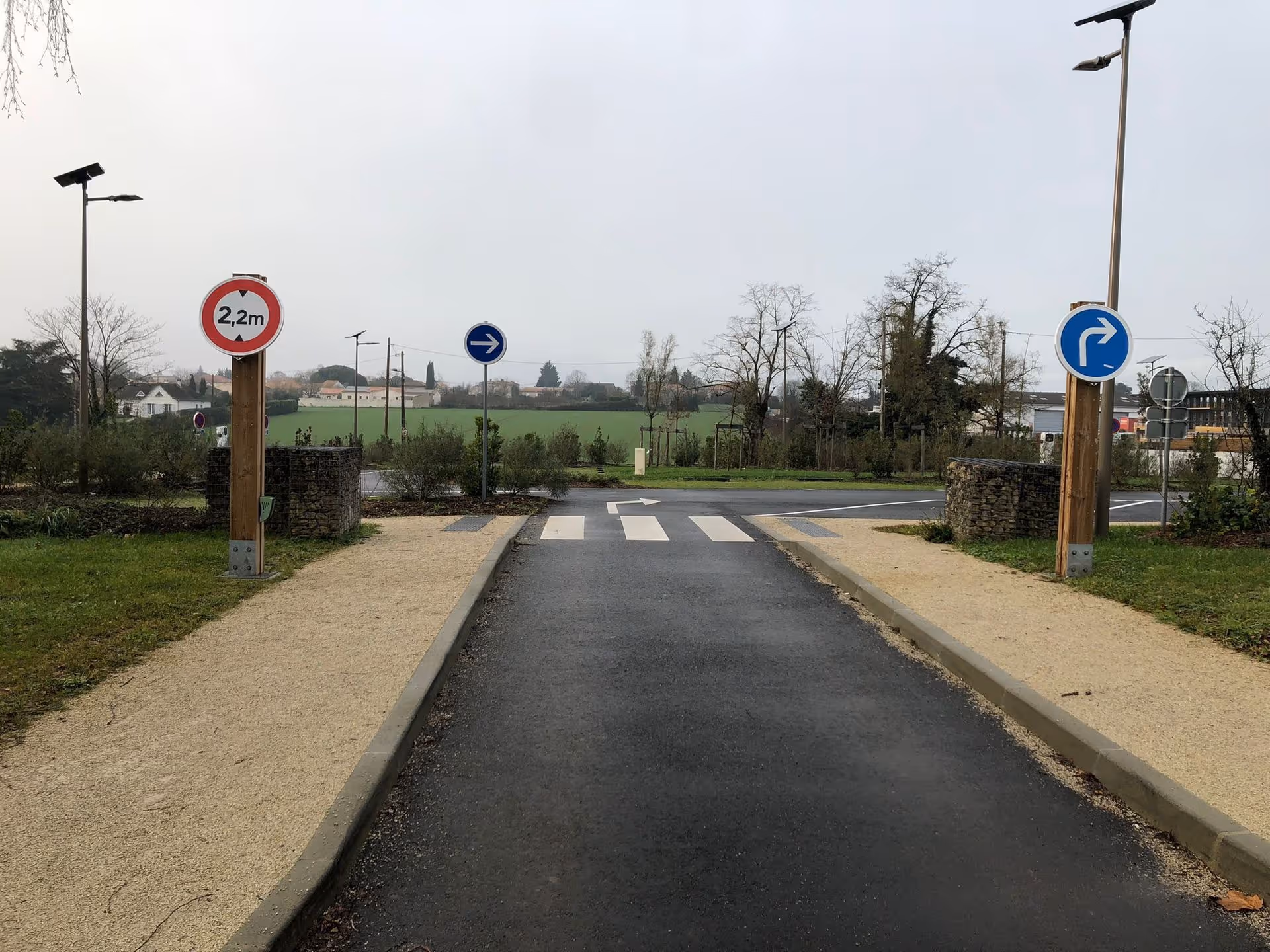 Les parkings gratuits en accès libre représentent un défi de gestion que connaissent bien les collectivités territoriales, les gestionnaires de sites touristiques et les opérateurs de transport. Contrairement aux parkings payants équipés de barrières et de systèmes de contrôle d'accès, ces espaces de stationnement ouverts ne disposent d'aucun dispositif naturel pour comptabiliser les véhicules qui entrent, sortent ou occupent les places. Pourtant, mesurer leur fréquentation est devenu indispensable : pour dimensionner les extensions, optimiser la rotation des places, piloter les politiques de mobilité ou réguler l'affluence touristique. Cet article analyse les méthodes existantes pour compter les véhicules dans des parkings sans barrière, compare leurs avantages et leurs limites, et propose un cadre opérationnel pour choisir la solution adaptée à chaque contexte.
