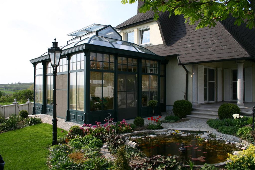 Klassischer Aluminium-Wintergarten mit Gartenteich – Matauschek
