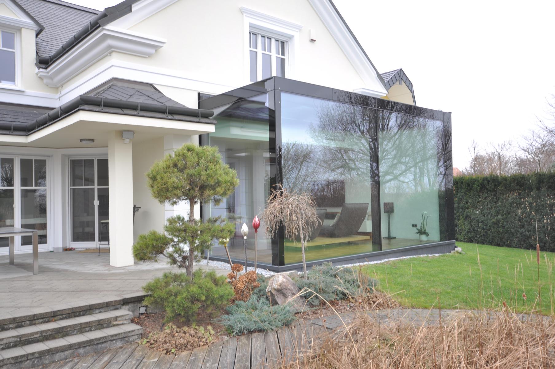 Moderner Aluminium-Wintergarten als Glaskubus von Matauschek