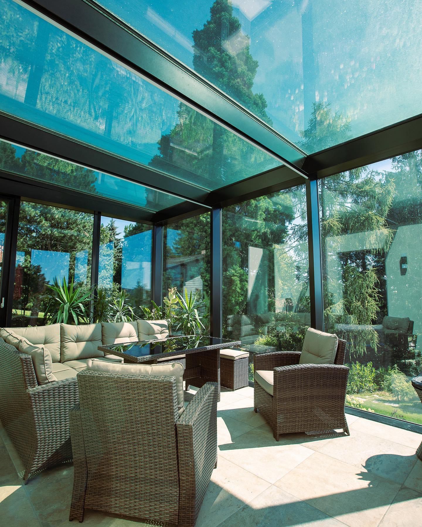 Moderner Aluminium-Wintergarten, Innenansicht mit Loungebereich – Matauschek