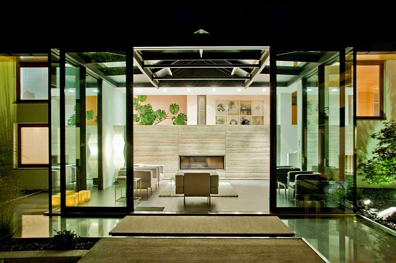 Moderner Aluminium-Wintergarten mit Kaminlounge, Abendstimmung – Matauschek