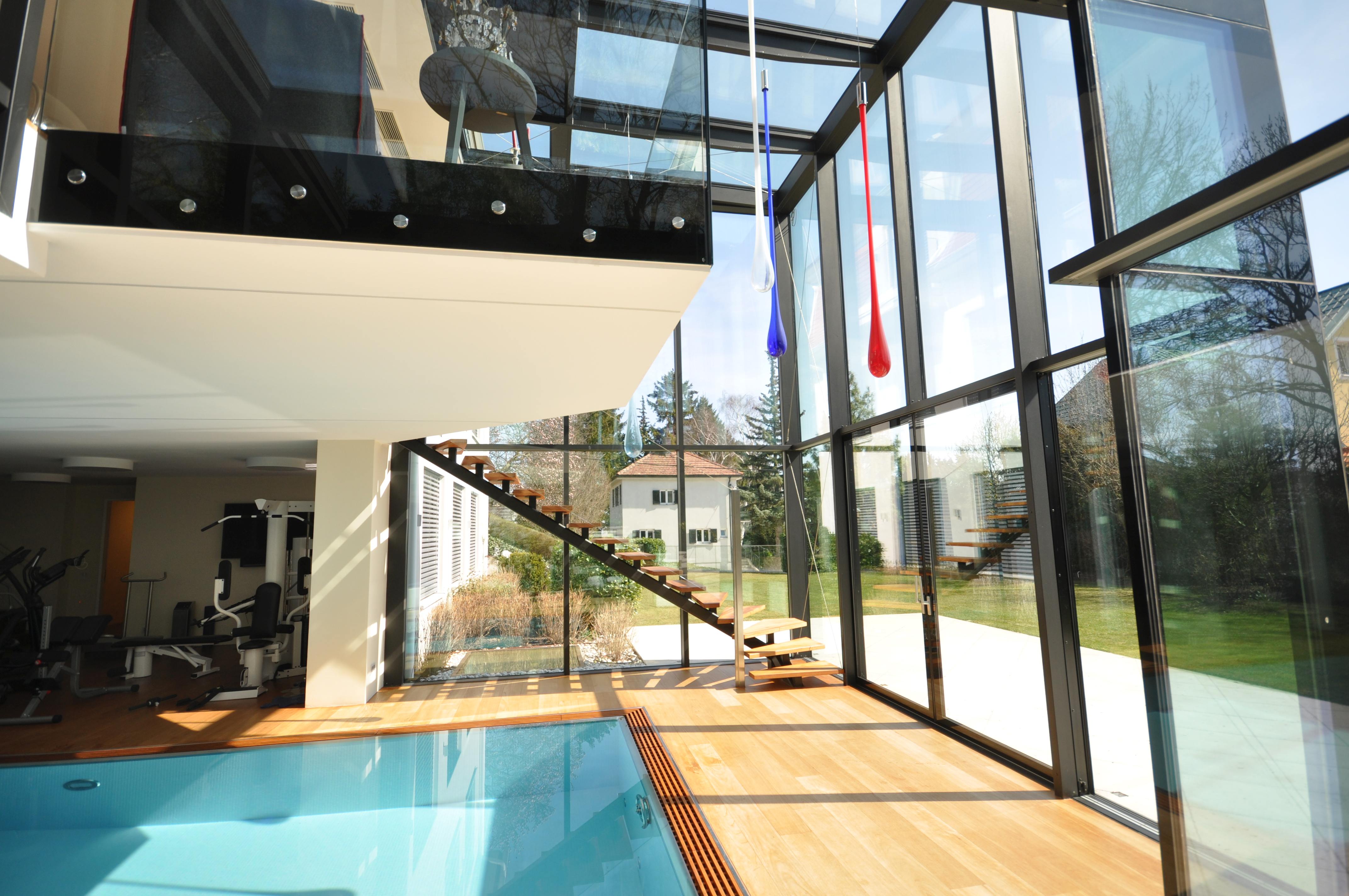 Moderner Aluminium-Wintergarten mit Pool, Innenansicht – Matauschek