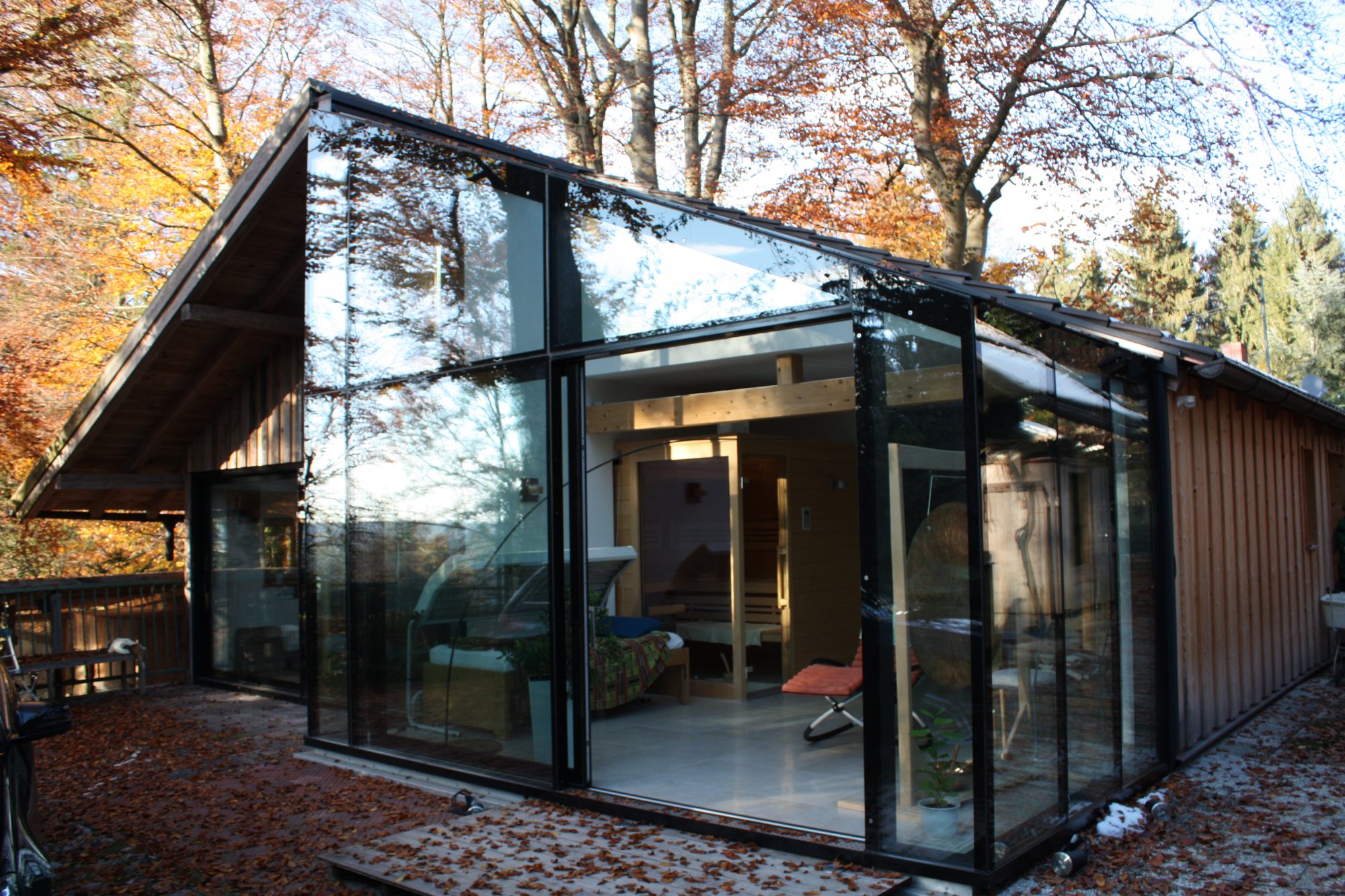 Moderner Aluminium-Wintergarten mit Sauna, Waldlage – Matauschek