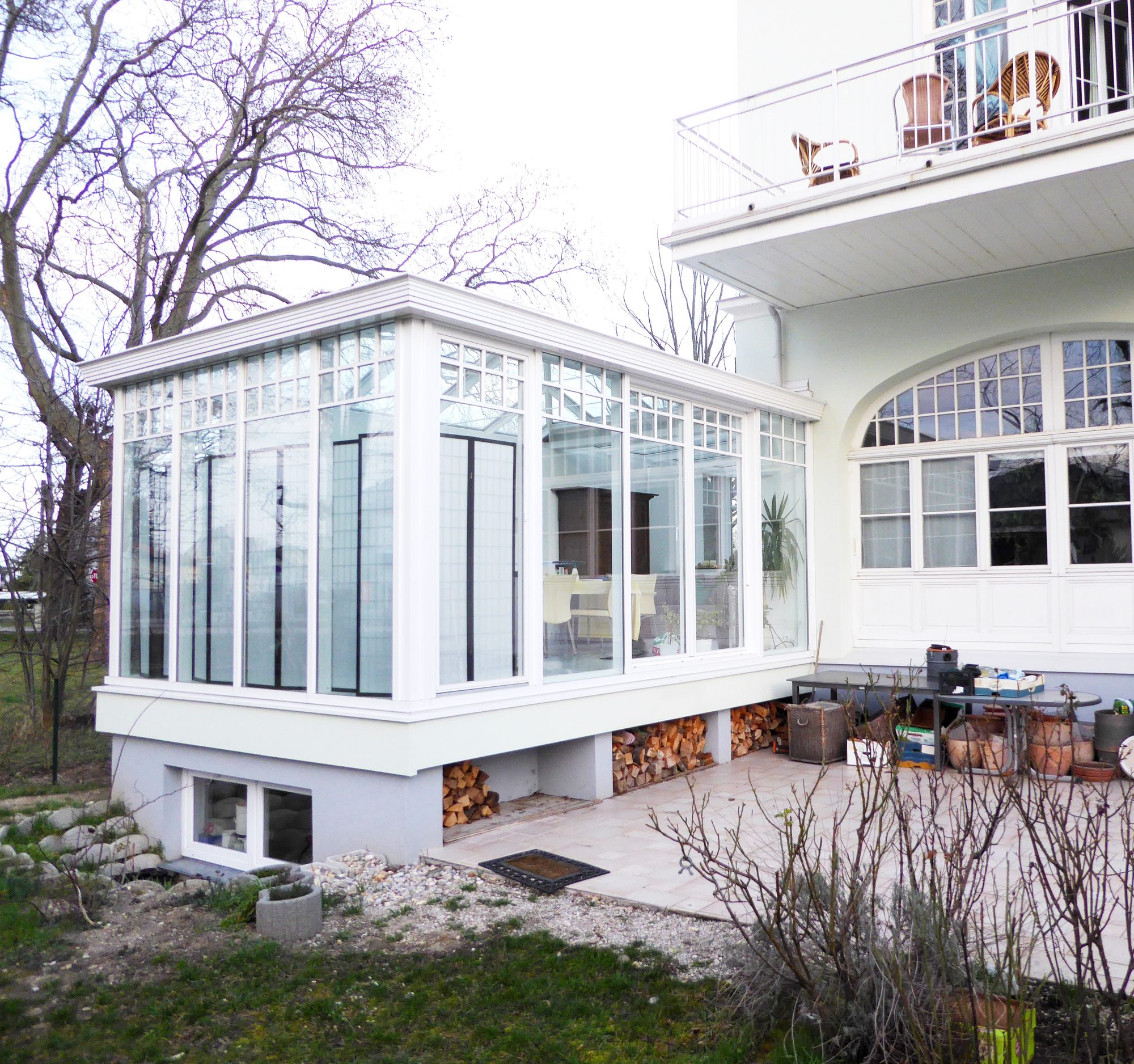 Klassischer Aluminium-Wintergarten mit weißen Sprossen an einer Villa – Matauschek