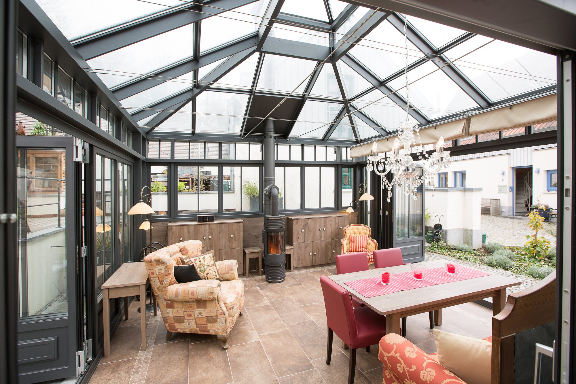 Aluminium-Wintergarten, Innenansicht mit Kaminofen unter Glasdach – Matauschek