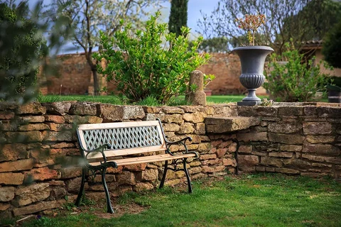 Un banc dans un jardin