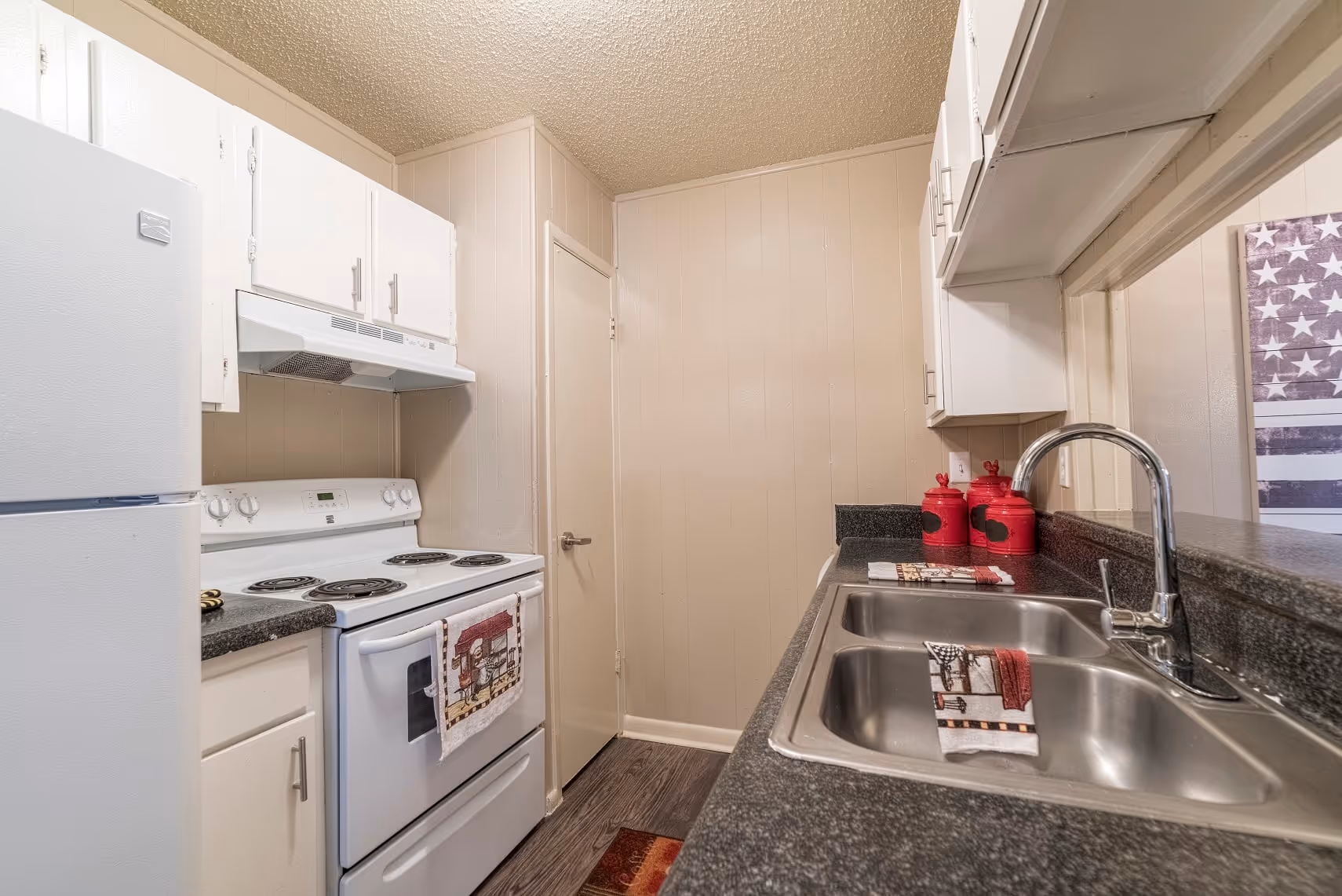 Kitchen white and red