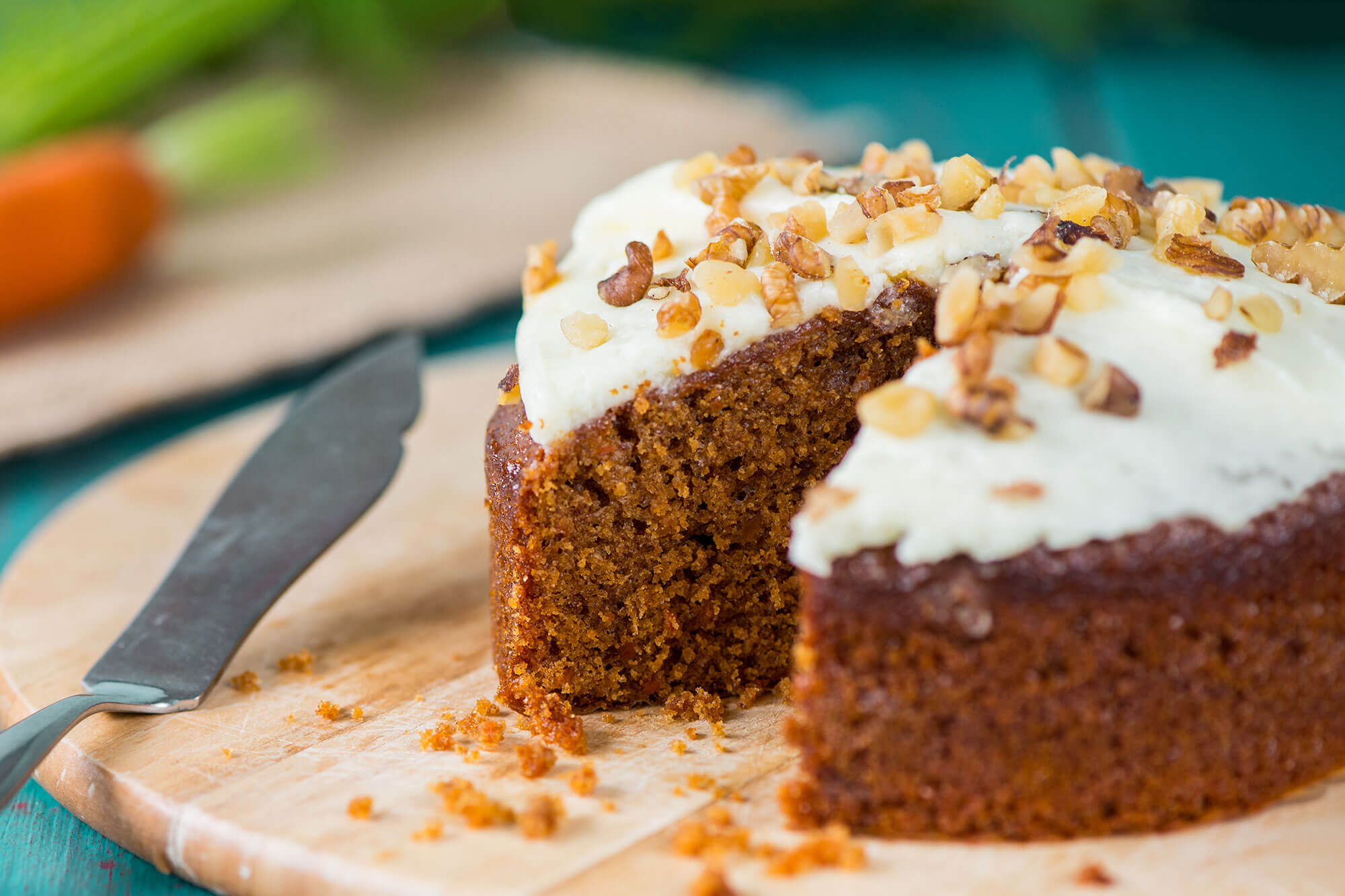 Kokeile mehevä porkkanakakku reseptiä saksanpähkinöillä – herkullinen ja helppo valmistaa juhliin tai arkeen!