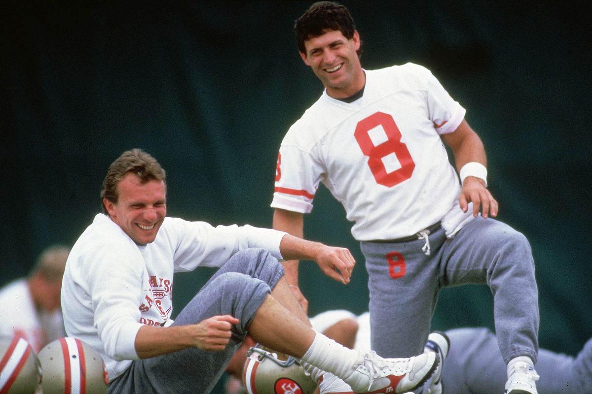 Steve Young (8) en Joe Montana tijdens een training bij de 49ers.