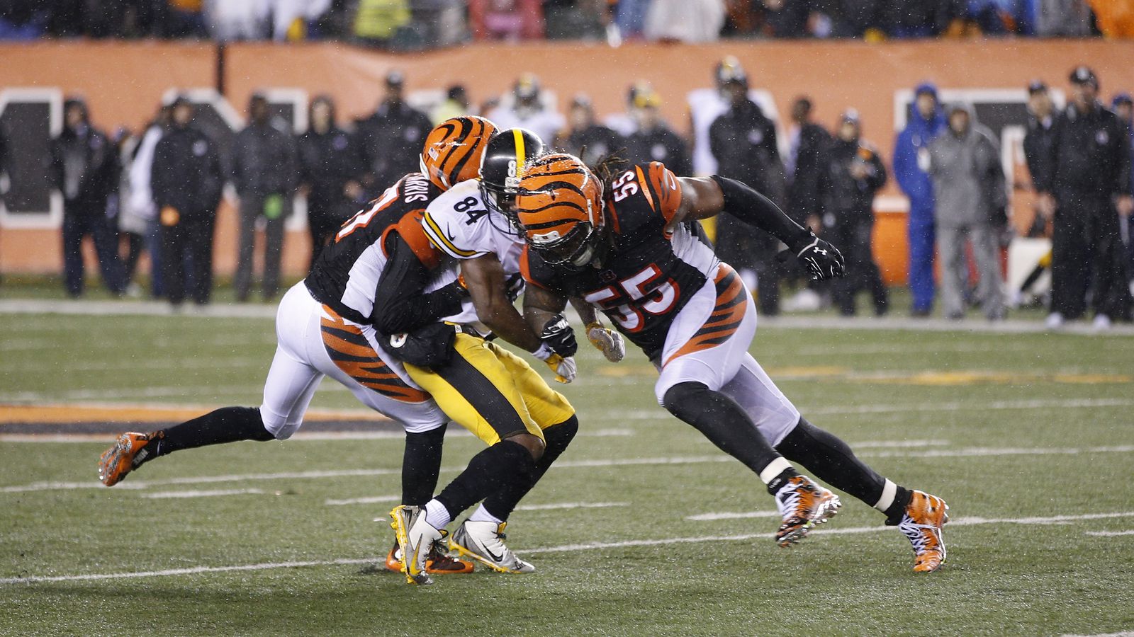 Vontaze Burfict raakt AB op het hoofd met een heftige, full-speed tackle.