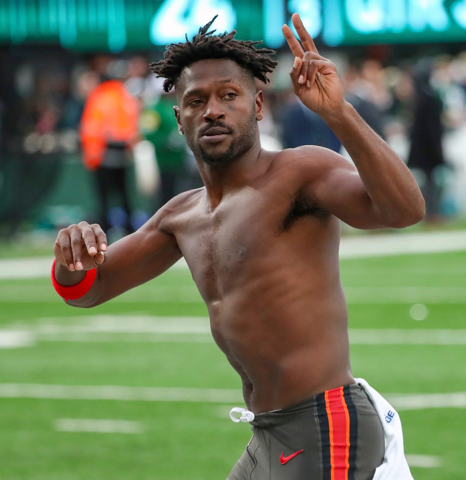 Antonio Brown loopt het veld af tijdens de wedstrijd tegen de Jets.