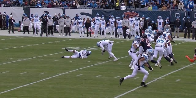 Jared Goff en Jahmyr Gibbs halen hun beste acteerskills boven en zetten een fake fumble in scène.