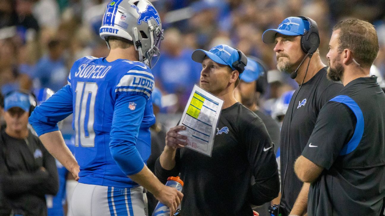 Ben Johnson en Dan Campbell aan de zijlijn tijdens een Lions wedstrijd.