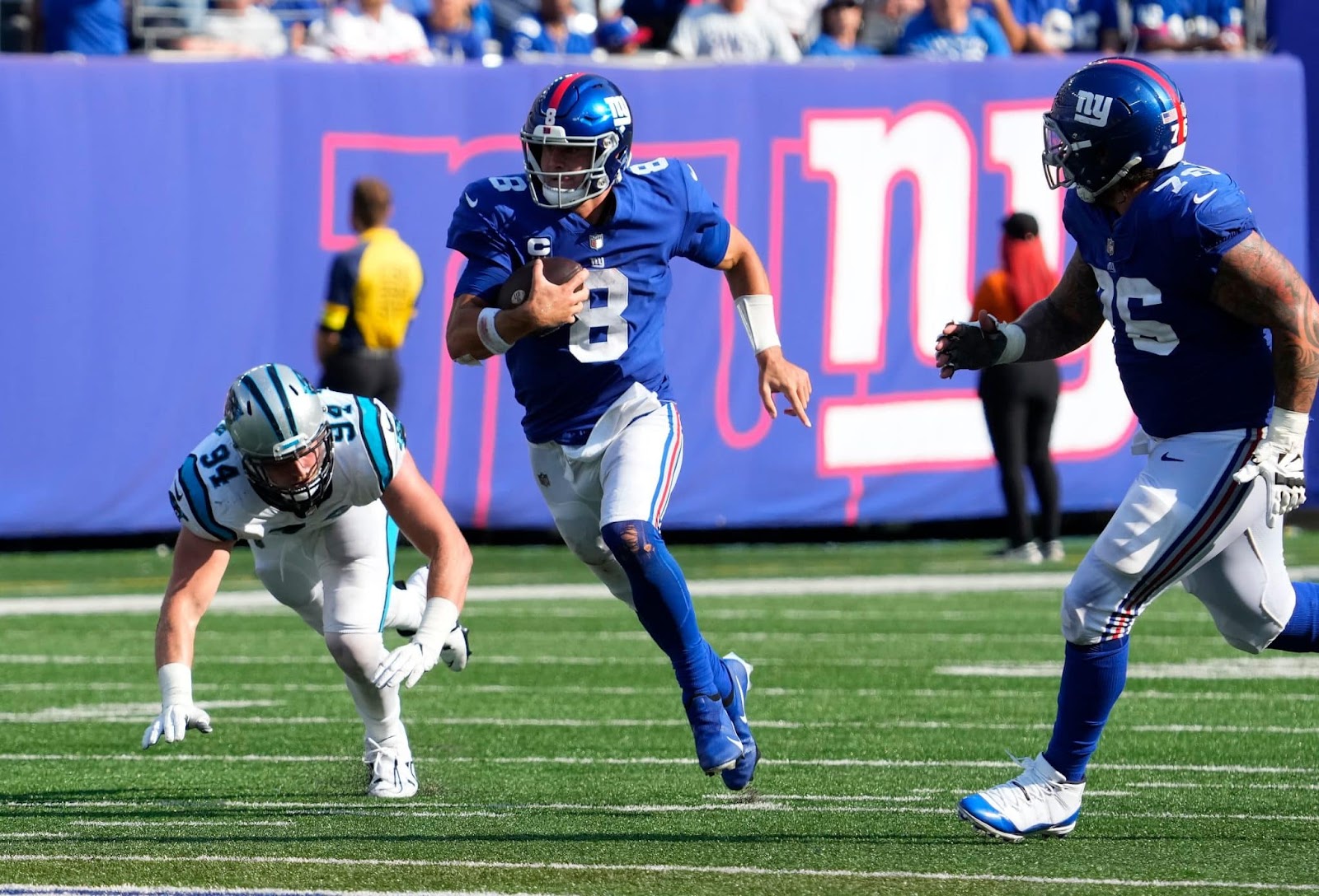 Daniel Jones (8) als QB voor de Giants op een QB run in een wedstrijd tegen de Carolina Panthers.