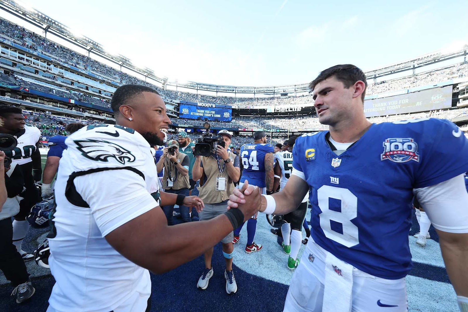 Ex-Giant teammates Saquon Barkley en Daniel Jones ontmoeten elkaar na een NFC East rivalry game tussen de Eagles en de Giants.