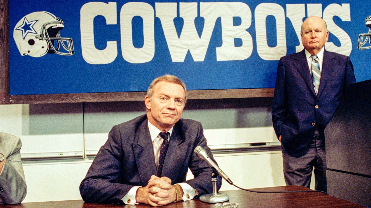 Jerry Jones tijdens een pers conferentie in zijn prille jaren als owner, general manager en president van de Dallas Cowboys.