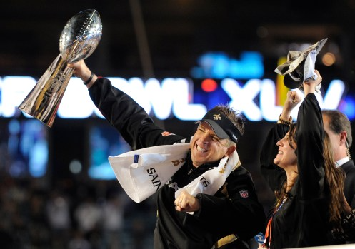 Sean Payton die de Lombardi trofee in de lucht houdt na het winnen van de Super Bowl met de New Orleans Saints in 2010.