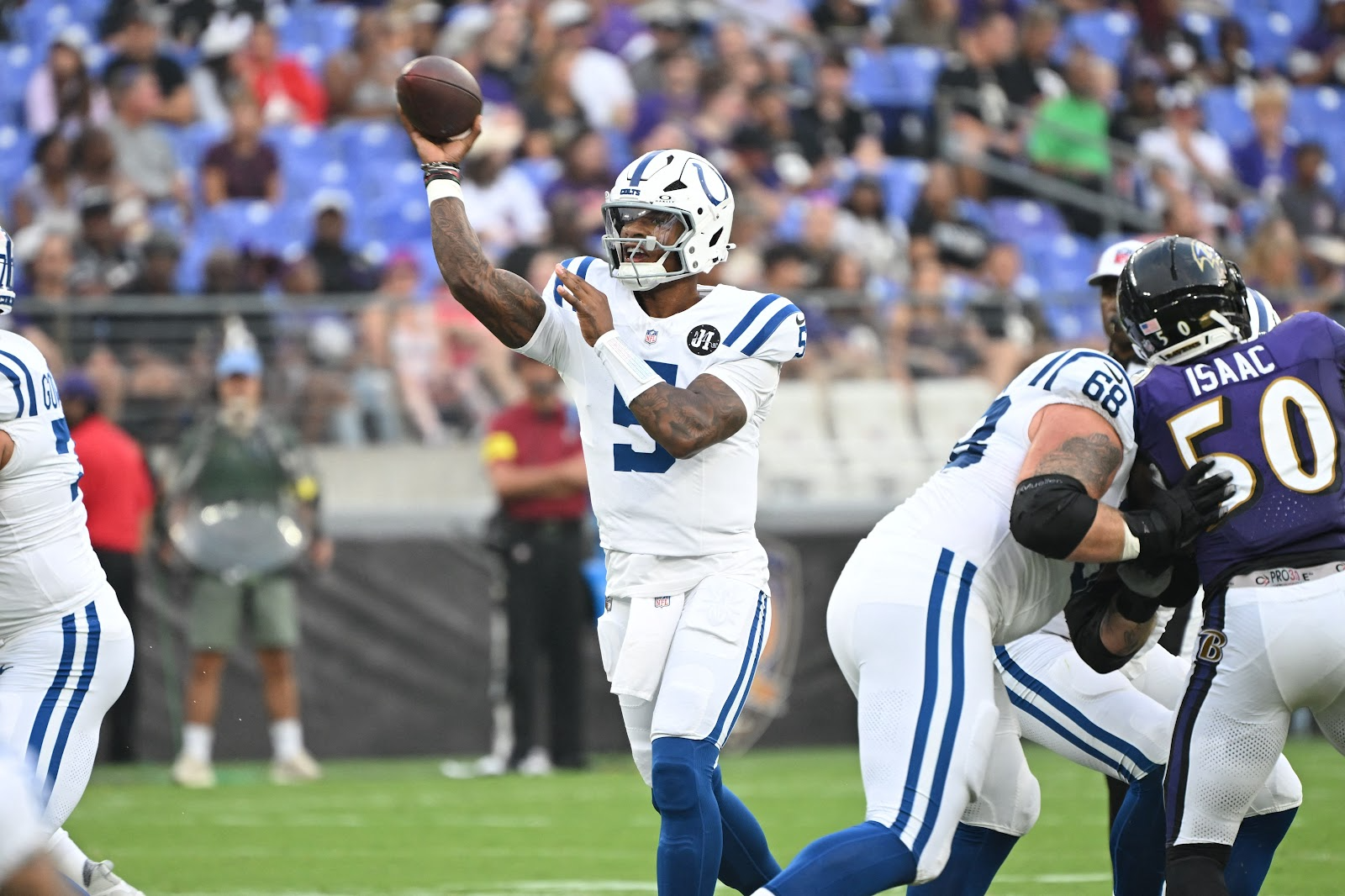 Anthony Richardson (5) als Indianapolis Colt lanceert een pass in een NFL wedstrijd tegen de Baltimore Ravens.