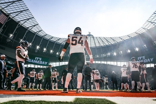 Alex Foyseth (54) stretcht zich voor de Denver Broncos London game tegen de New York Jets