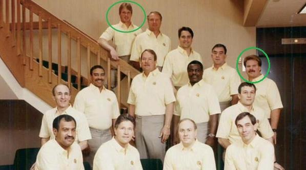 Jon Gruden en Andy Reid samen op een Packers' staff foto. 
