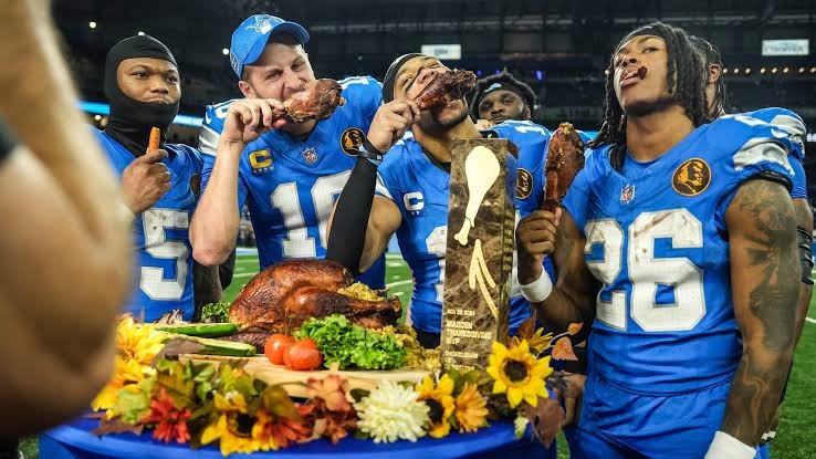 De Detroit Lions vieren een Thanksgiving game overwinning met kalkoen en bijhorende sides.