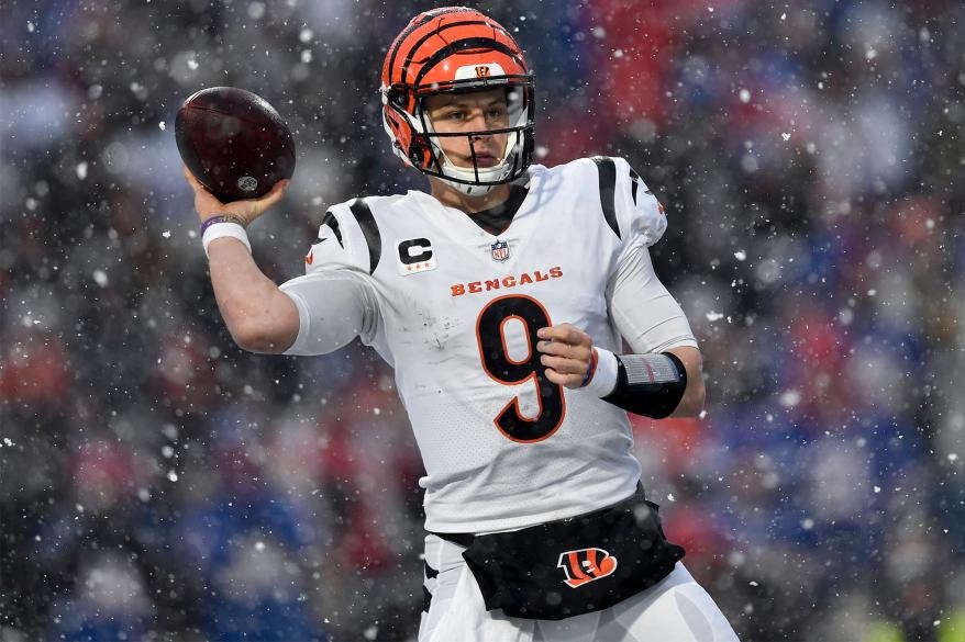 Quarterback Joe Burrow (9) die tijdens een football passt in een snow game.