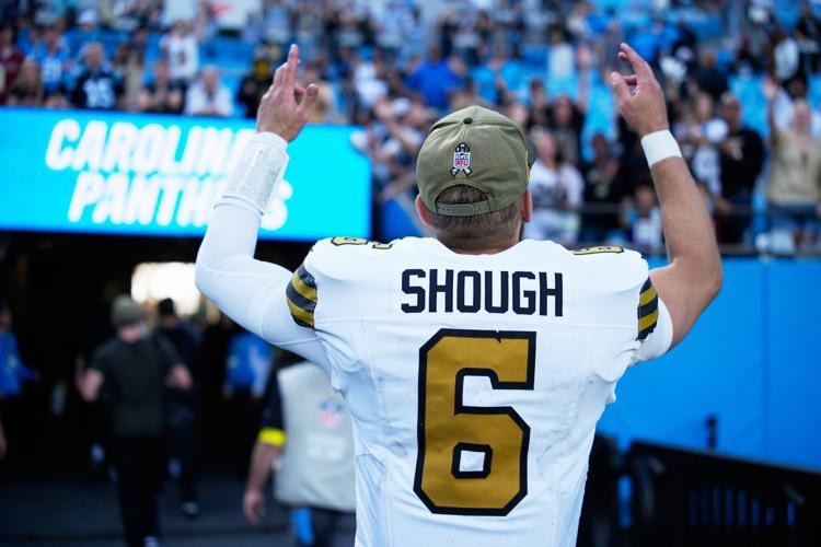 Quarterback Tyler Shough (6) terwijl hij de spelerstunnel opnieuw inloopt na een win tegen de Carolina Panthers.